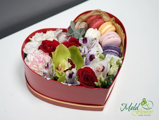 Красная коробка- сердце с макарунами, орхидеями, розами, альстромериями и хризантемами фото